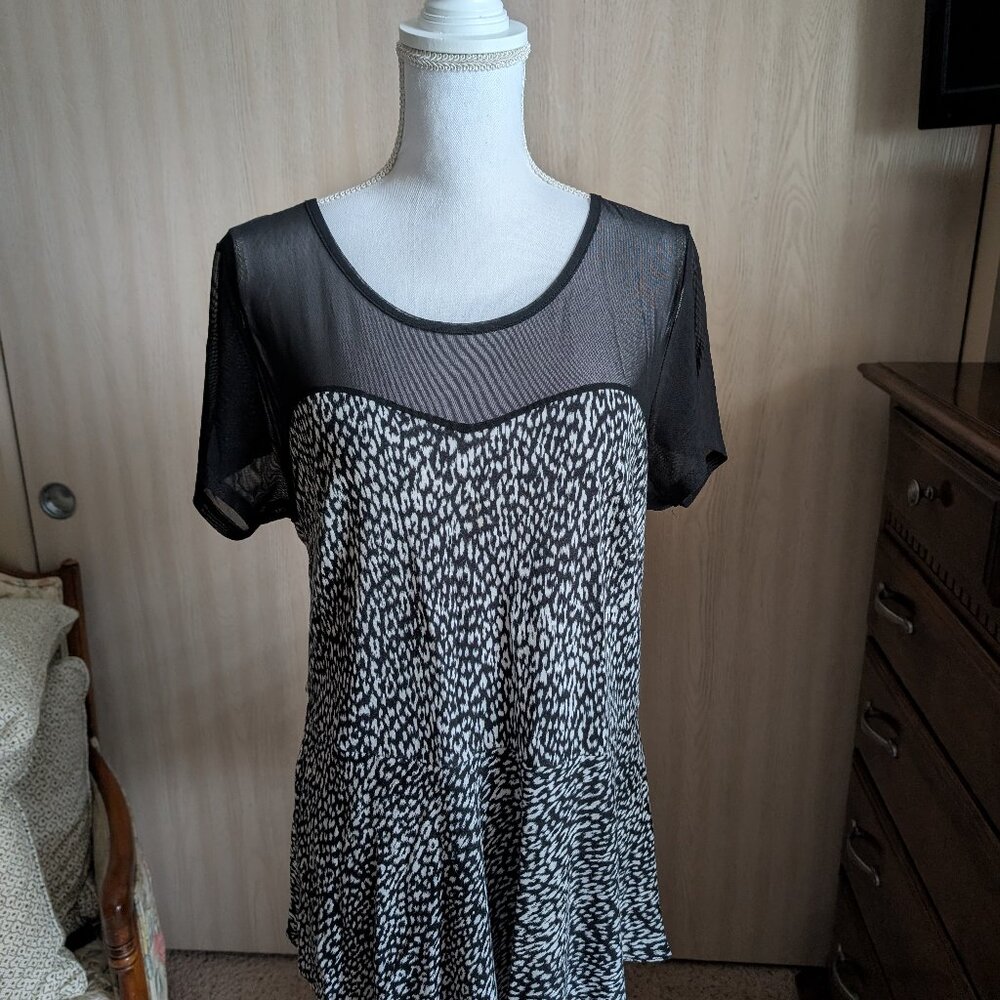 TORRID Round Neck Pull-On Short Sleeve BLACK & WHITE MESH Rayon TOP Plus Sz 1